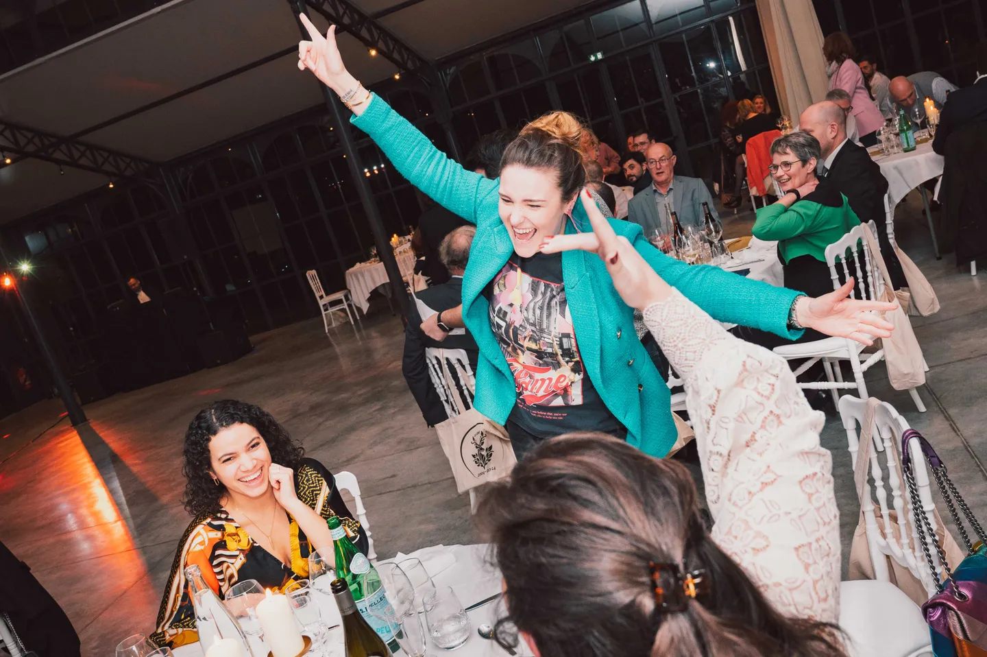 Invités dansant ensemble au milieu des tables d’un événement