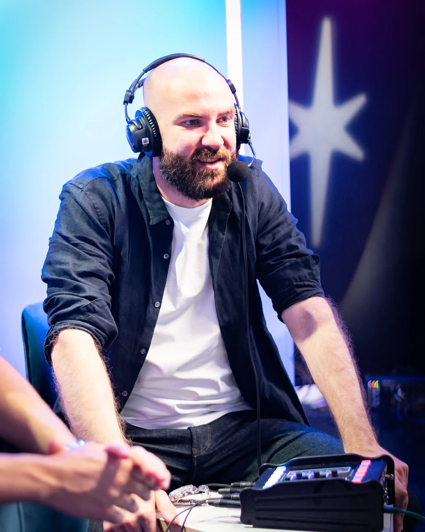 DJ portant un casque derrière sa table de mixage