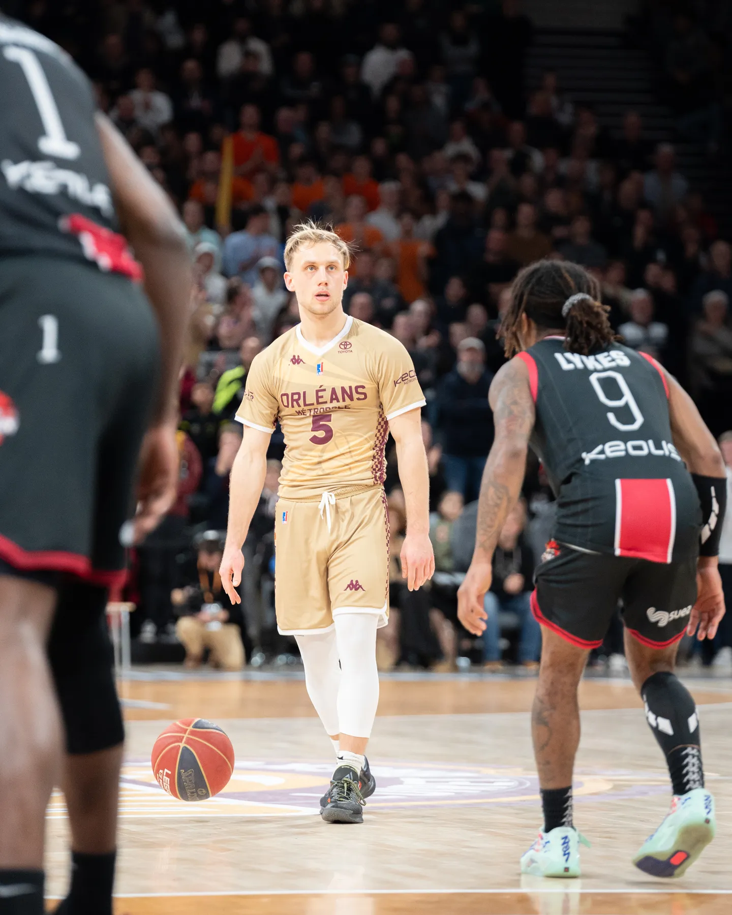 Joueurs de basket sur le terrain pendant un match