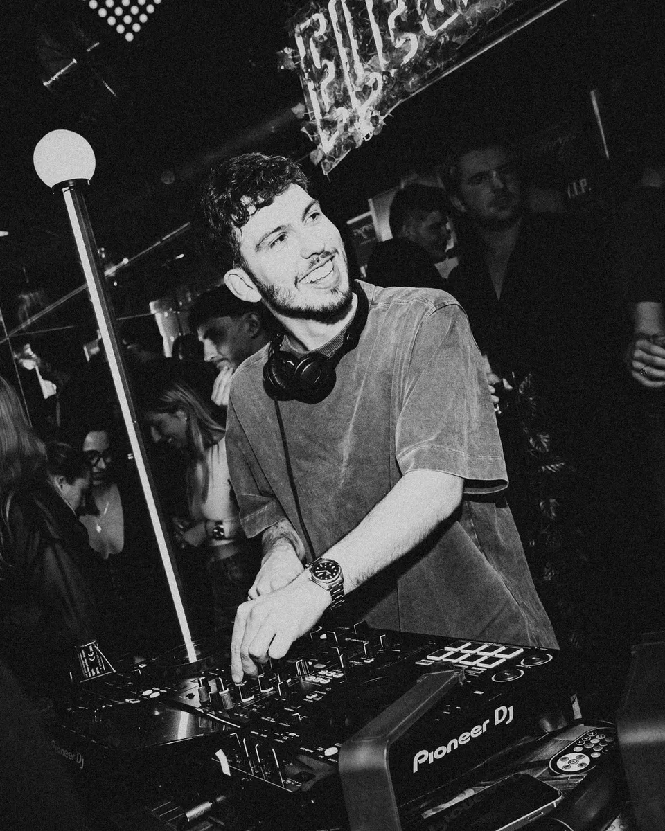 DJ aux platines en noir et blanc pendant une soirée