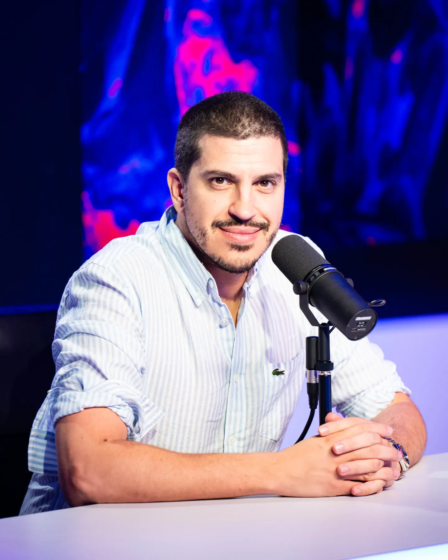 Portrait d’un commentateur assis devant son microphone