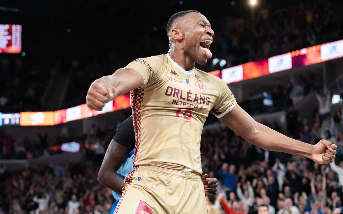 Joueur de basket célébrant une action dans une salle de sport