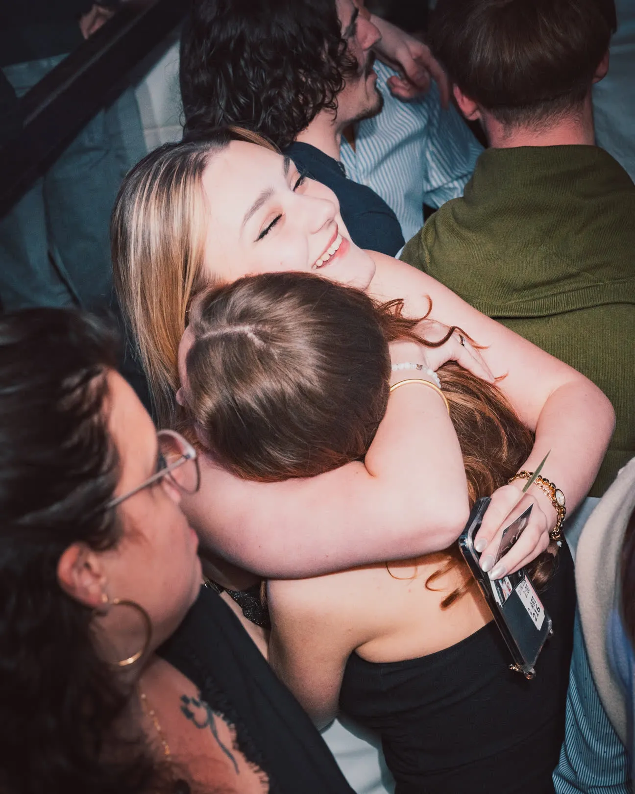 Participante portée par le public pendant une soirée festive