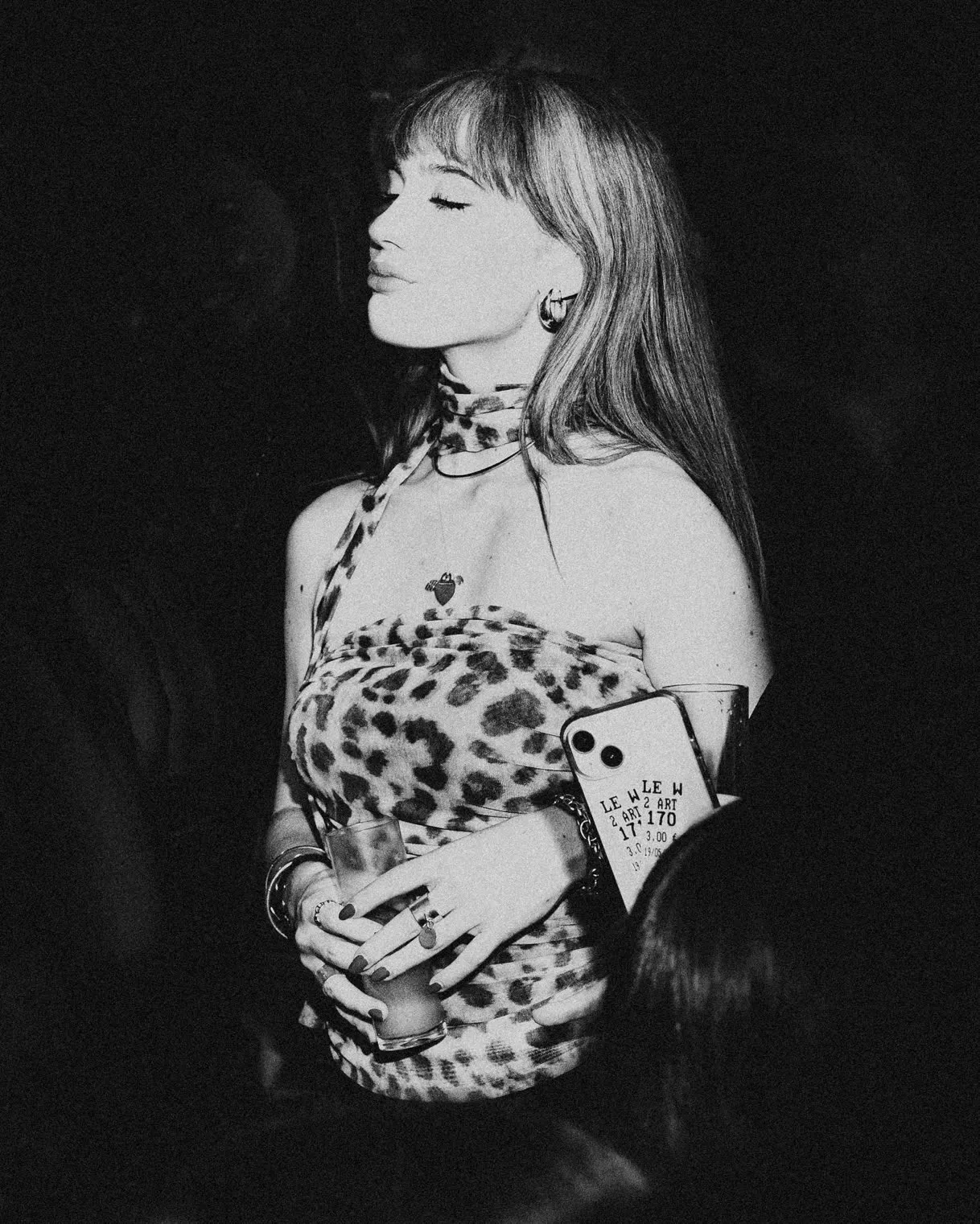 Portrait en noir et blanc d’une participante avec un haut à motifs
