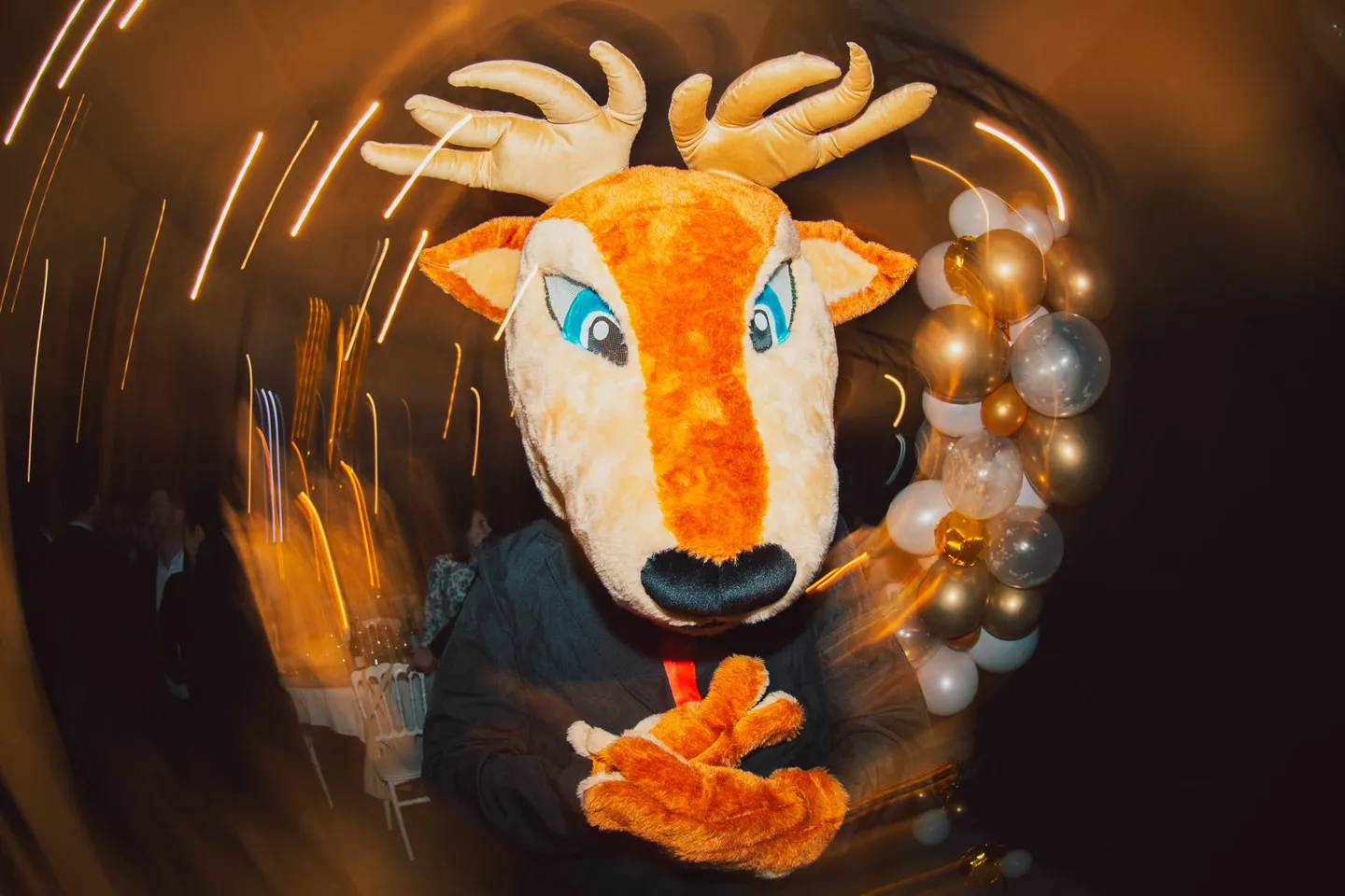 Mascotte à tête de cerf pendant une soirée