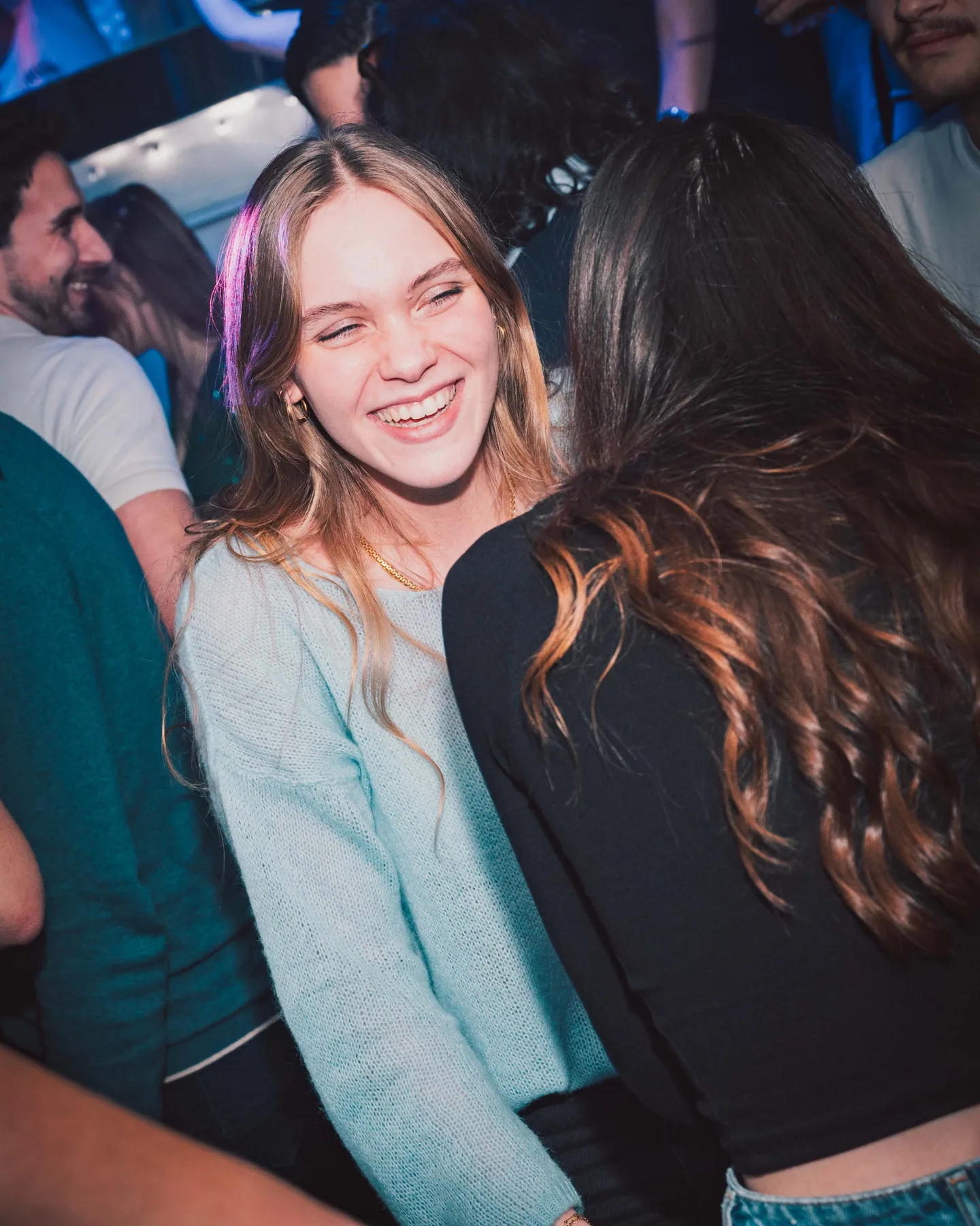 Portrait d’une participante souriante au milieu d’une soirée