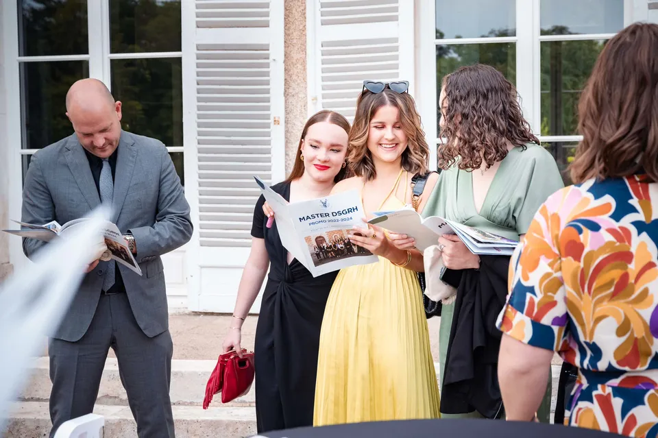 Invités réunis à l’extérieur lors d’un événement