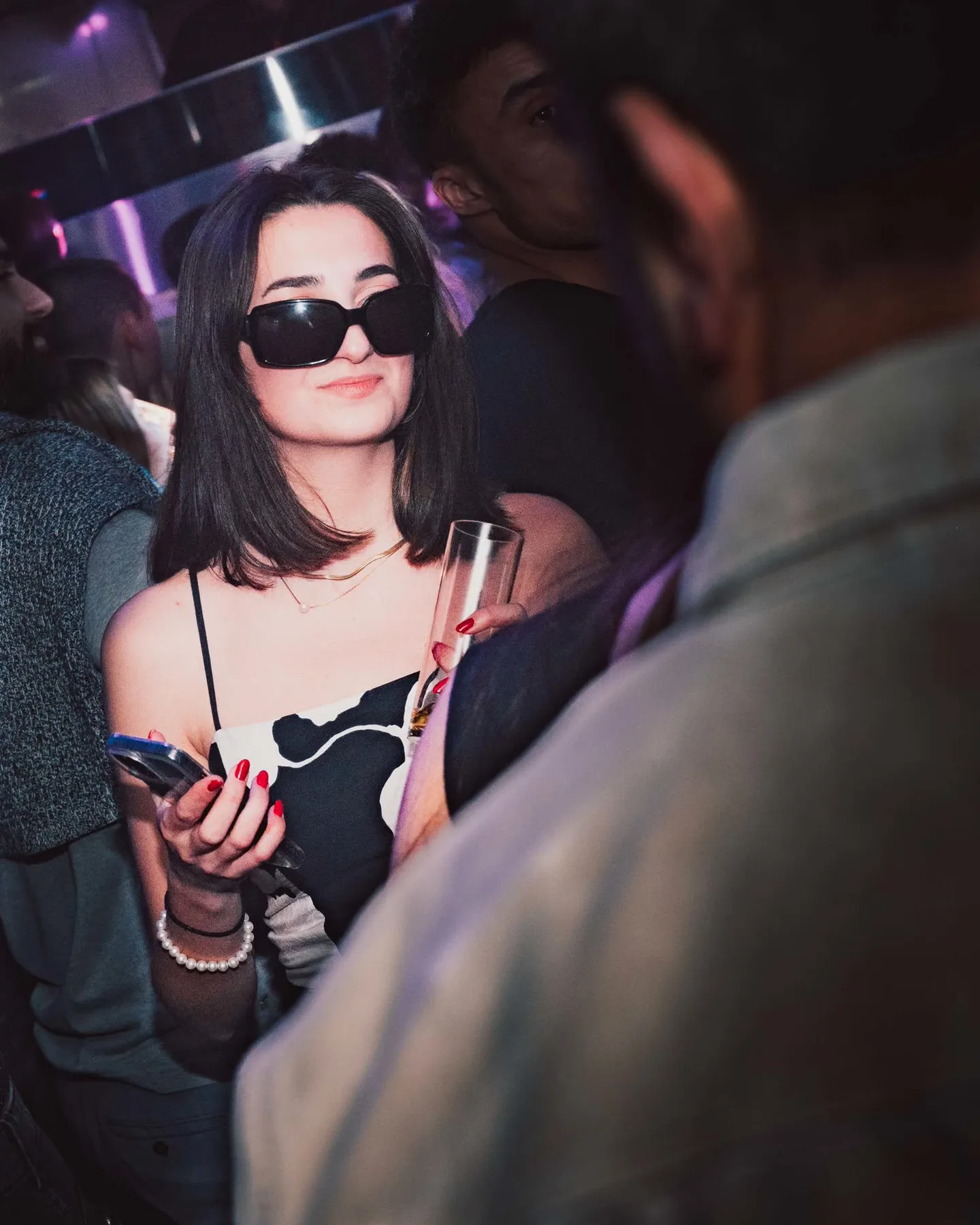 Participante portant des lunettes de soleil pendant une soirée