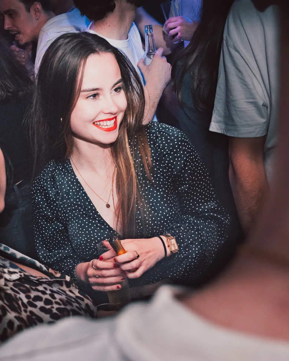 Portrait d’une participante souriante pendant une soirée