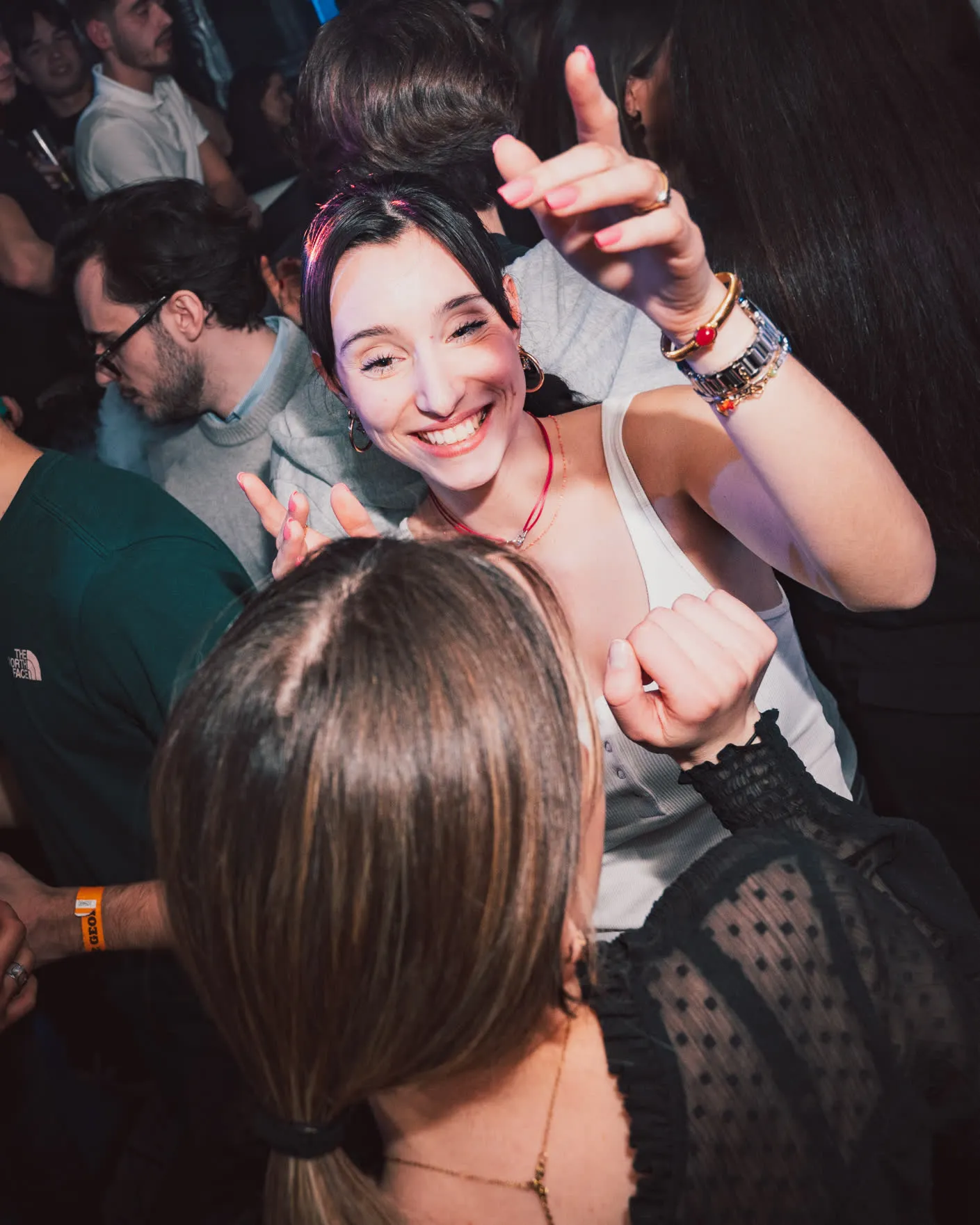 Participante souriante levant son verre pendant une soirée